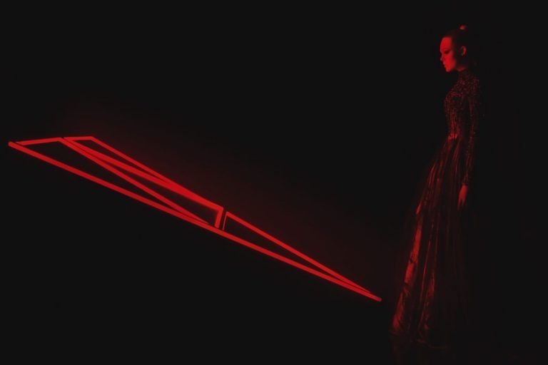 The Neon Demon – Un must-see pentru cei fascinati de arta fotografica, de thrillerul avangardist si de jocurile vizuale cu tenta experimentala