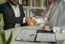 Cum să negociezi salariul fără să pierzi oferta de muncă – Ghid de la Jooble amina-atar-ma4aw8zozlm-unsplash1