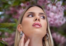 Cum alegi luciul de buze potrivit pentru hidratare și efect natural Beauty,Portrait,,With,Accent,On,Lips,And,Lip,Gloss,,Selective