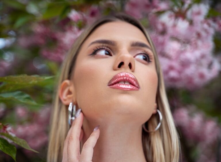 Cum alegi luciul de buze potrivit pentru hidratare și efect natural